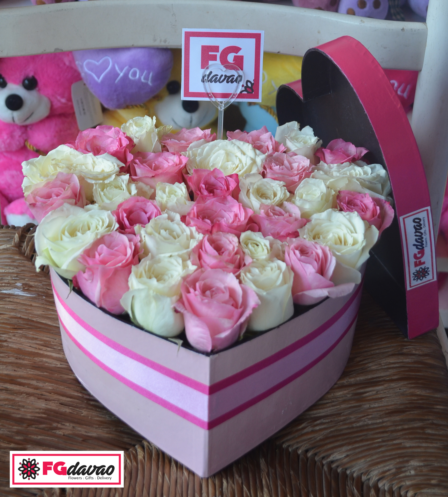 heart-fleur-box-pink-and-white-roses-4